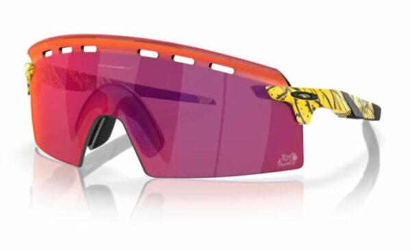 Productafbeelding van de limited edition Oakley Encoder Strike Vented fietsbril in het geel met zwarte spatten met rode prizm road lens